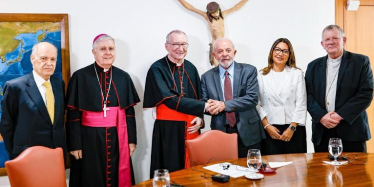 Lula faz novo aceno e defende ‘liberdade religiosa’ em encontro com emissário do papa