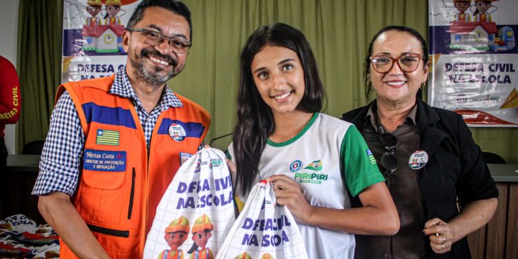 Prefeitura de Piripiri e Defesa Civil Estadual distribuem Kits de Segurança em escolas do município