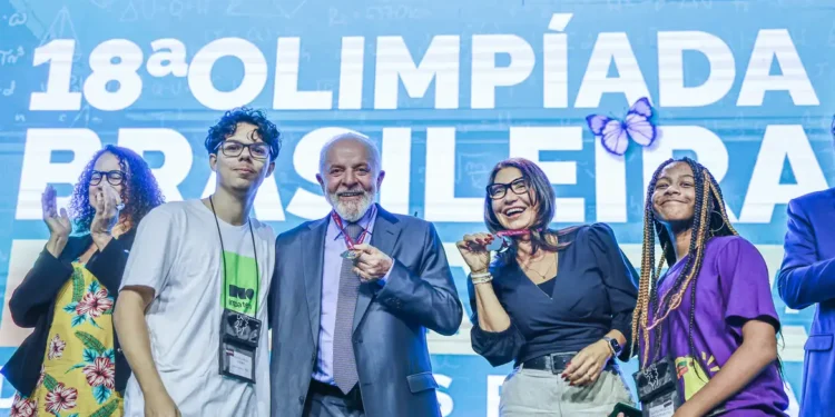 Lula defende educação e lança programa Mais Ciência na Escola