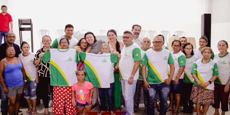 SEDUC de Piripiri faz entrega de fardamento para alunos da EJA