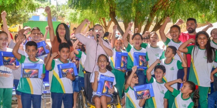 Educação de Piripiri entrega tablets para alunos da Escola Cosme Lopes dos Santos