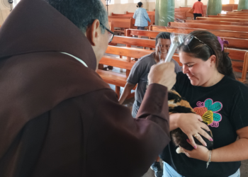 No dia de São Francisco de Assis, Frei Leandro conduz a bênção dos animais na igreja Matriz