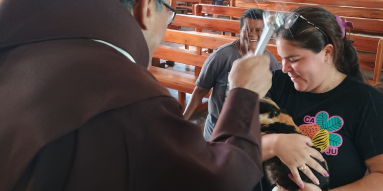 No dia de São Francisco de Assis, Frei Leandro conduz a bênção dos animais na igreja Matriz