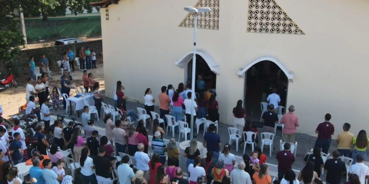 Padre Roberto Francelino preside última Missa na antiga Igreja Matriz do Prado antes de sua demolição