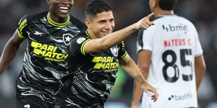 Botafogo derrota Vasco e abre 6 pontos de vantagem do Palmeiras na liderança do Brasileirão