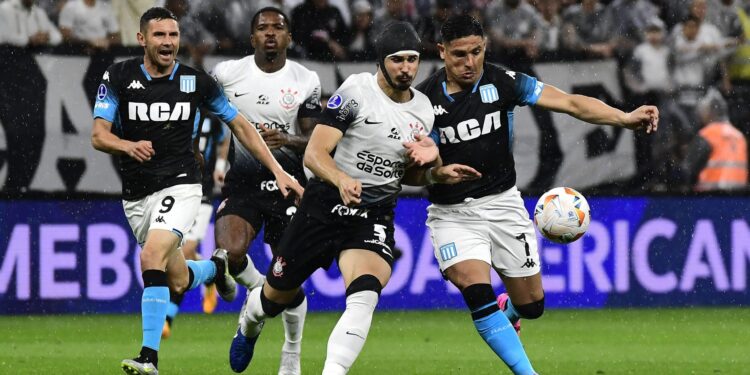 Corinthians leva virada do Racing e é eliminado da Sul-Americana