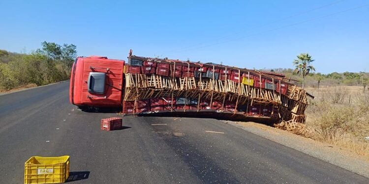 Colisão entre caminhões deixa dois feridos na BR-222, em Piripiri