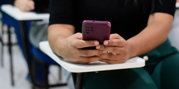 CCJ aprova proibição do uso de celulares nas escolas do Piauí