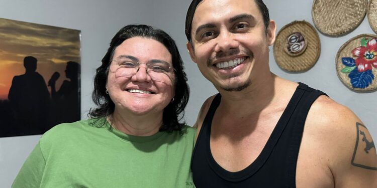 Prefeita Jôve Oliveira Monteiro tem encontro com ator Silvero Pereira durante filmagens em Piripiri