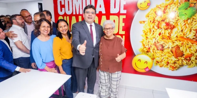 Rafael Fonteles inaugura Restaurante Popular