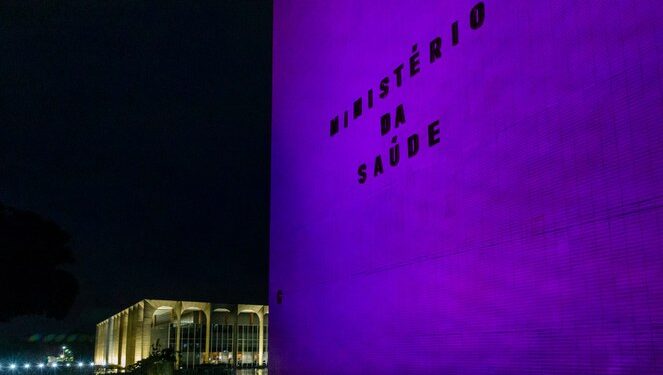 Ministério da Saúde recebe iluminação especial alusiva à conscientização sobre a hanseníase