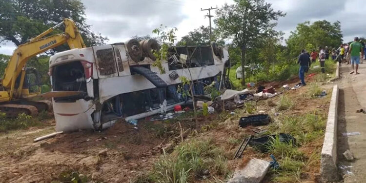 Sete passageiros morrem após ônibus tombar na BR 135 próximo a cidade de Corrente, no Sul do Piauí