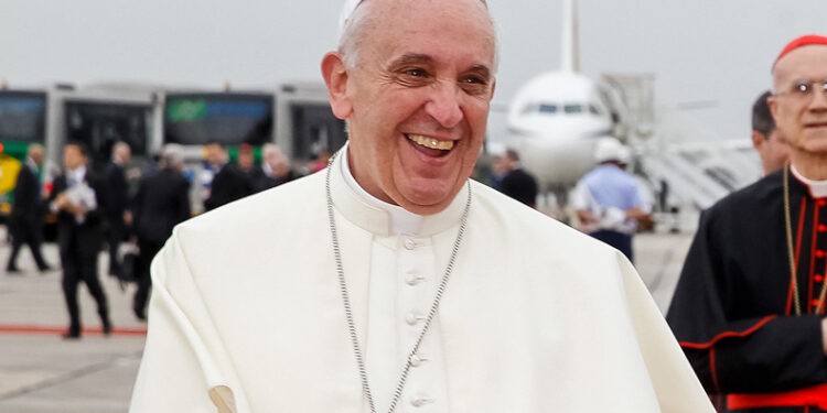 Papa Francisco apresenta “leve melhora” em quadro de saúde, aponta boletim médico