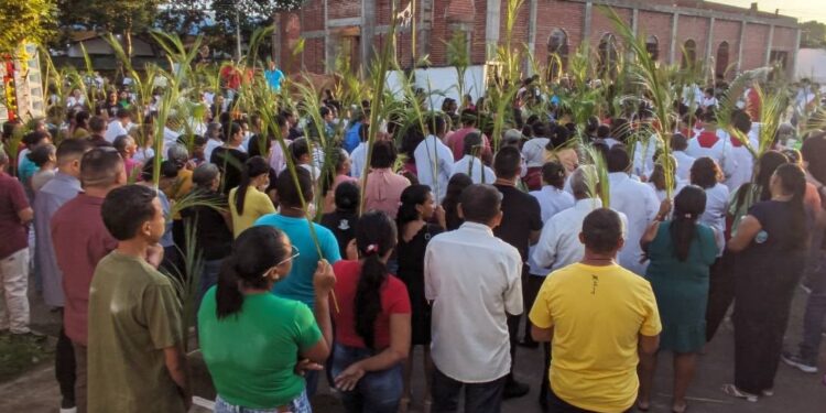 Procissão de Ramos marca o início da Semana Santa