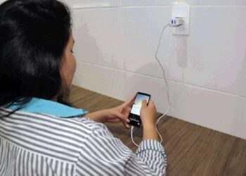 Equatorial Piauí orienta a população sobre riscos e perigos do uso de aparelhos celulares conectados à tomada