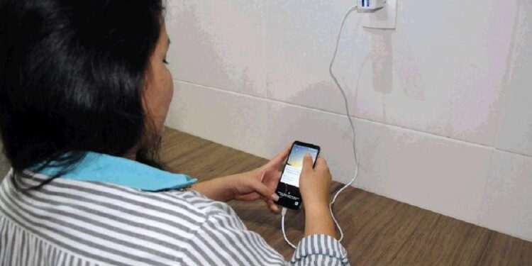 Equatorial Piauí orienta a população sobre riscos e perigos do uso de aparelhos celulares conectados à tomada