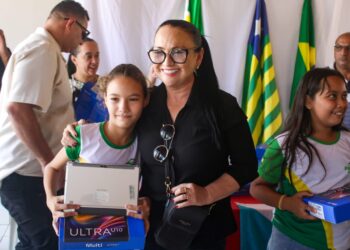 Prefeitura de Piripiri entrega tablets para alunos da Escola Justina Sales na zona rural