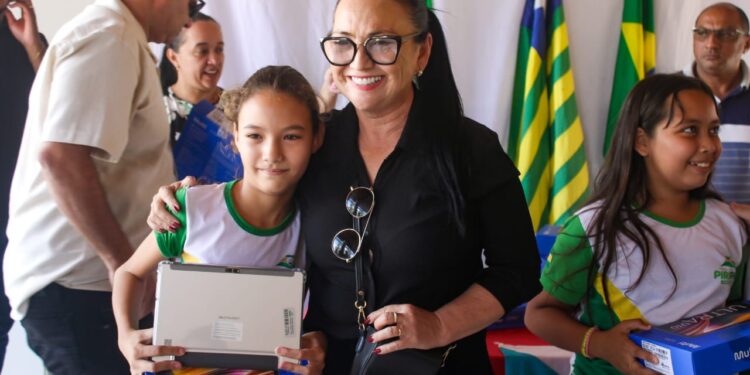 Prefeitura de Piripiri entrega tablets para alunos da Escola Justina Sales na zona rural
