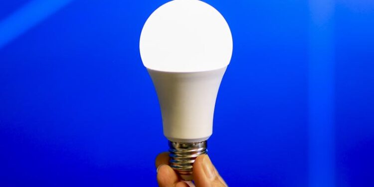 Conta de luz: governo anuncia medida provisória que amplia isenções