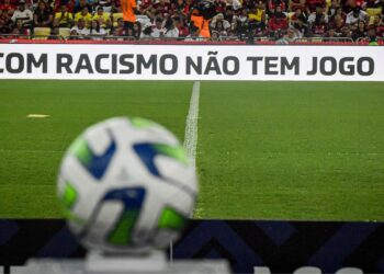 Governo enviará projeto de lei que deve punir clubes que não combaterem racismo nos estádios