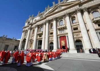 Conclave: segundo dia de votações começa com fumaça preta e novo papa segue indefinido