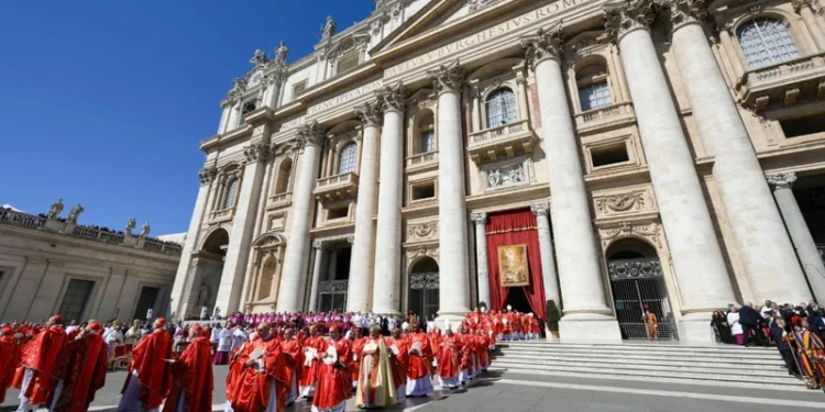 Conclave: segundo dia de votações começa com fumaça preta e novo papa segue indefinido