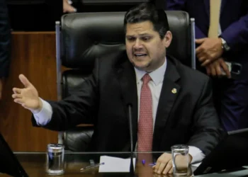 Alcolumbre lê requerimento e dá início à CPI do INSS no Congresso