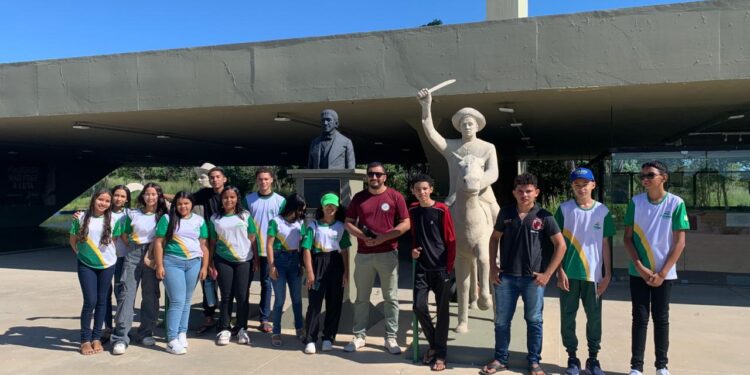 Escola Cândido José da Silva promove aula de campo sobre a luta piauiense pela Independência