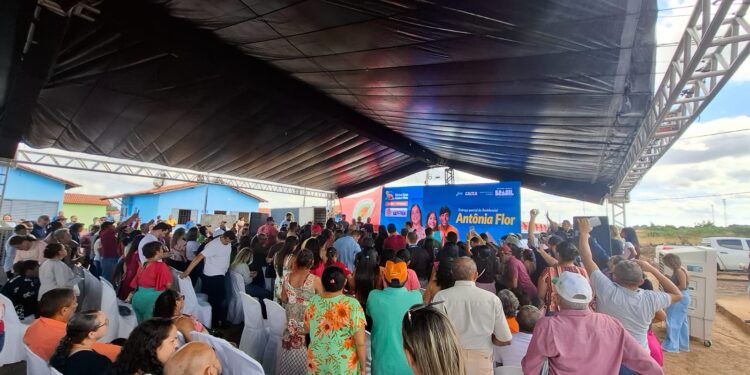Piripiri celebra entrega das primeiras casas do Residencial Antônia Flor