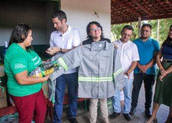 Prefeitura de Piripiri entrega EPIs a catadores de materiais recicláveis