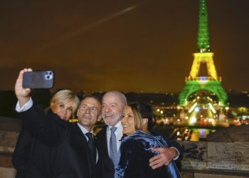 Macron posta foto com Lula e Torre Eiffel iluminada de verde e amarelo