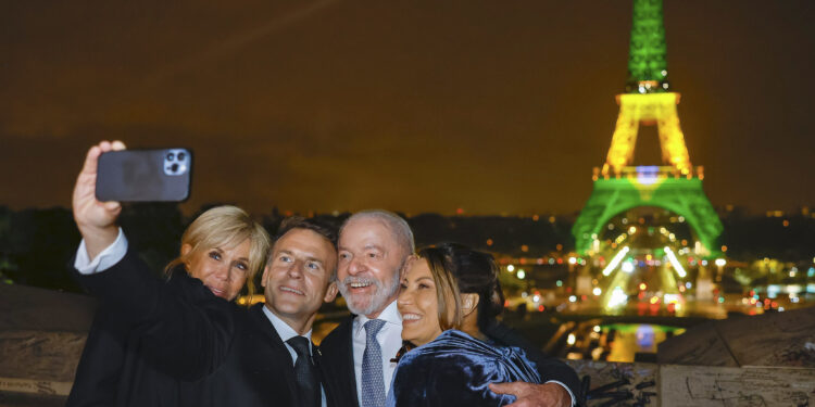 Macron posta foto com Lula e Torre Eiffel iluminada de verde e amarelo