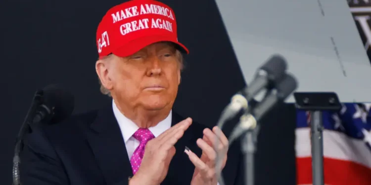 Trump intensifica guerra comercial com tarifas de 30% para UE e México