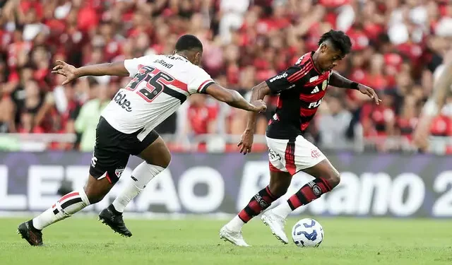 Flamengo vence São Paulo por 2 a 0 e se mantém líder do Brasileirão