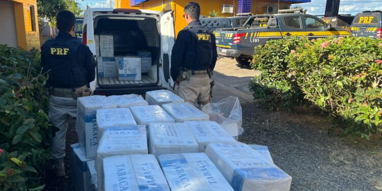 PRF apreende 19 mil maços de cigarros contrabandeados em Piripiri/PI