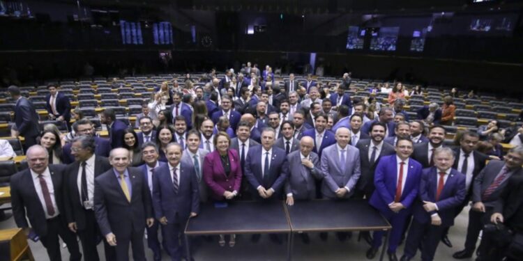 Câmara Federal homenageia Assembleia Legislativa do Piauí pelos 190 anos