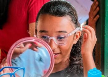 Piripiri realiza entrega de óculos para crianças atendidas pela Carretinha da Saúde