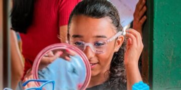 Piripiri realiza entrega de óculos para crianças atendidas pela Carretinha da Saúde
