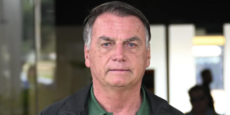 Moraes decreta prisão domiciliar de Bolsonaro