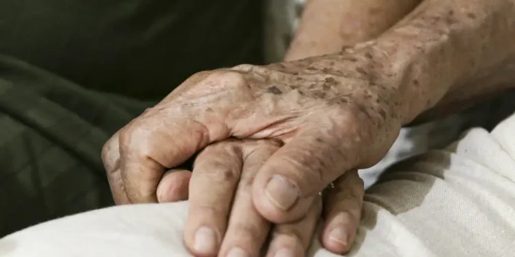 Falta de saneamento básico leva mais de 80 mil idosos à internação de no Brasil