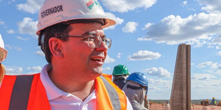 Rafael Fonteles participa de formatura da primeira turma do Curso de Linheiros em Piripiri