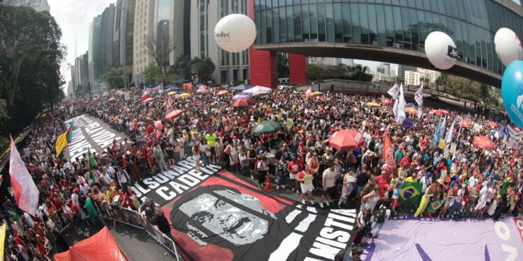 Brasileiros no exterior protestam contra PEC da Blindagem e anistia