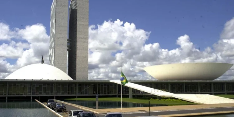 Senado aprova projeto que enquadra misoginia como crime de discriminação