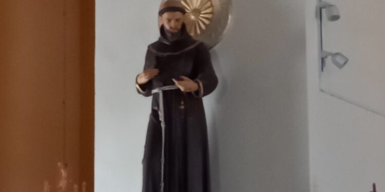 SÃO FRANCISCO DE ASSIS: O SANTO DO AMOR À VIDA E À NATUREZA