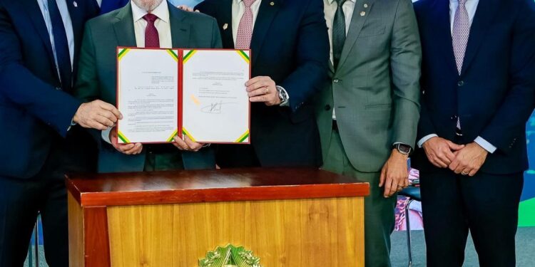 DEPUTADO ÁTILA FILHO PARTICIPA DE SOLENIDADE NO PALÁCIO DO PLANALTO