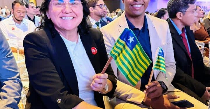 PREFEITA JÔVE OLIVEIRA COMEMORA O PRIMEIRO LUGAR,NO ATENDIMENTO DIGITAL