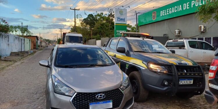 PRF recupera veículo clonado durante fiscalização em Piripiri