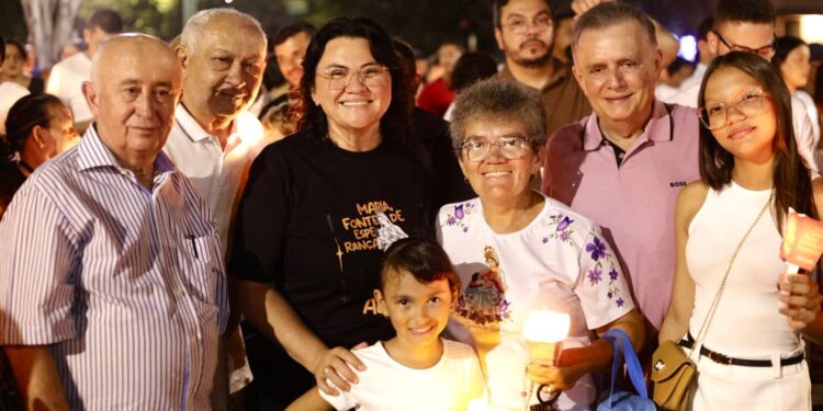 Prefeita Jôve Oliveira participa da procissão luminosa de encerramento dos festejos de Nossa Senhora dos Remédios