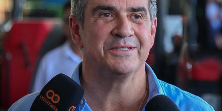 Ciro Nogueira entrega máquinas e equipamentos e beneficia população de 21 municípios