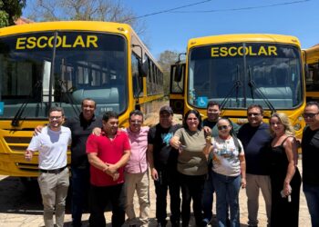ÔNIBUS CLIMATIZADOS,NA REDE MUNICIPAL DE EDUCAÇÃO DE PIRIPIRI
